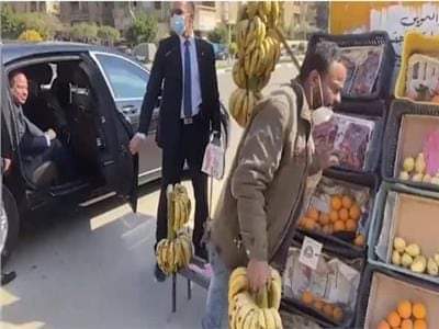 تواضع الرئيس السيسي مع بائع الفاكهة