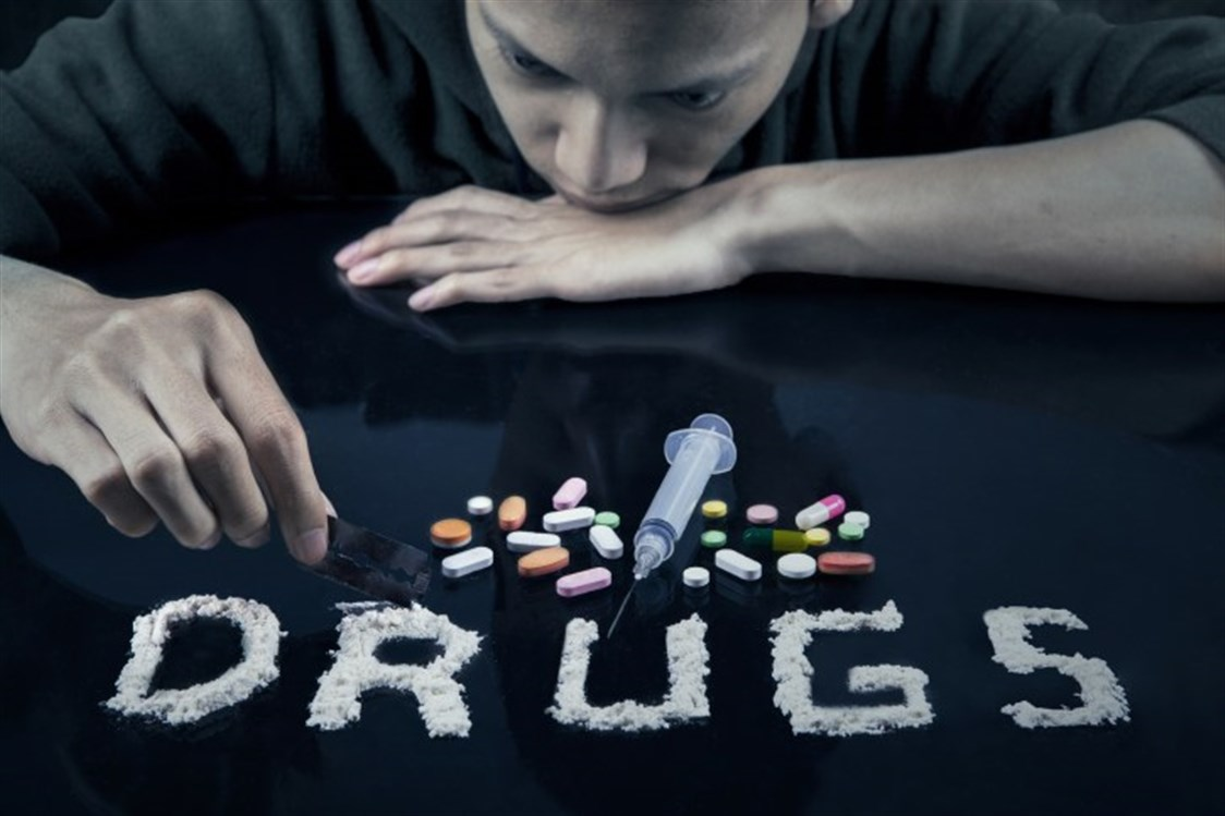 الأسباب الاجتماعية والنفسيه والجسدية لتعاطي المخدرات